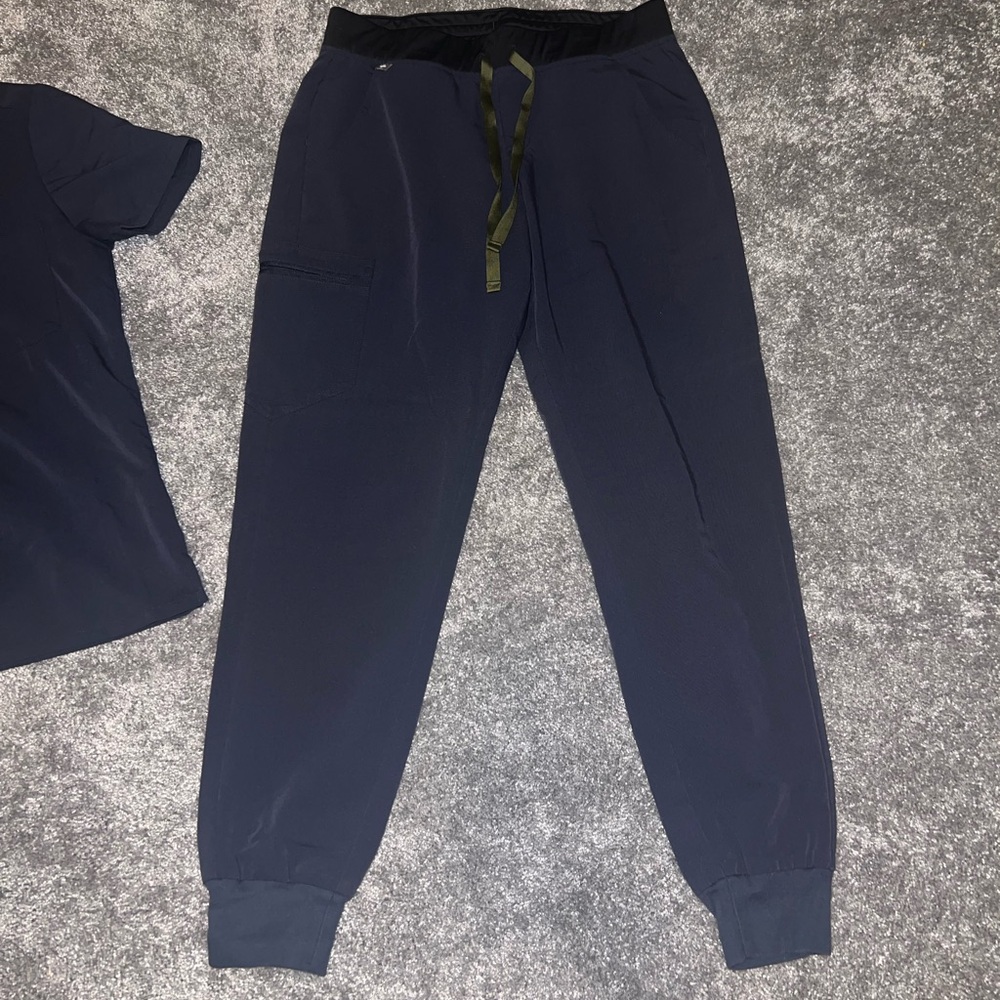Figs quiet navy scrub set